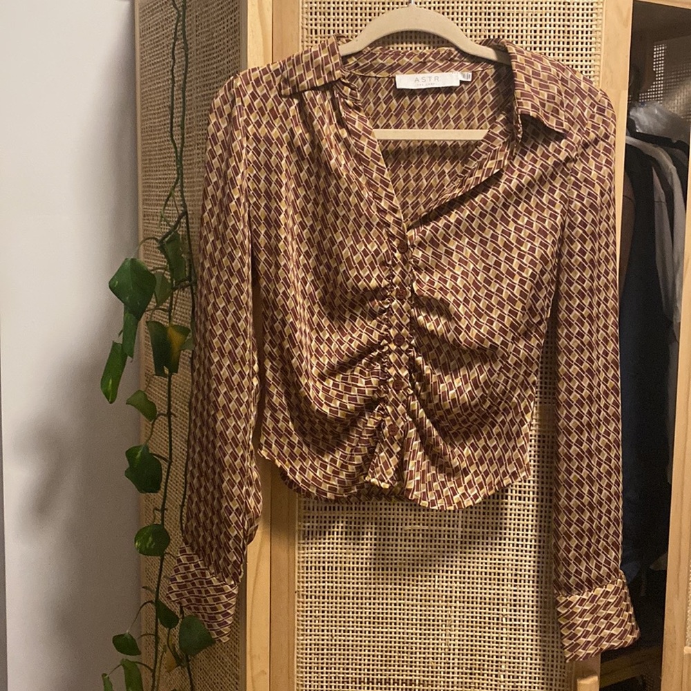 ASTR THE LABEL RUCHED BUTTON UP BLOUSE